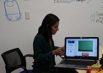 jovenes emprendedores desarrollando tecnología en iLab