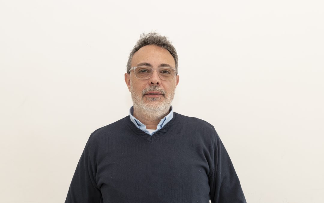 Entender y resolver los desafíos del mundo a través de la colaboración y la empatía: Entrevista con Marcelo Ranzoni, el profesor que inspira a los jóvenes a resolver problemas que aquejan a la comunidad 