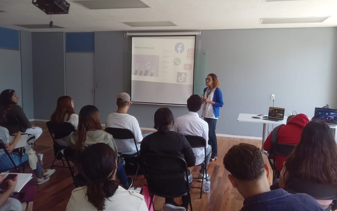 Kostik, una plataforma que empodera artesanos y culturas a través del e-commerce solidario, es el proyecto de Regina María Medina, una profesora que transforma tradición en oportunidad de negocio