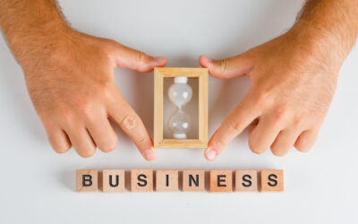 Cuando el tiempo se vuelve un riesgo: por qué las transformaciones largas fallan en entornos rápidos